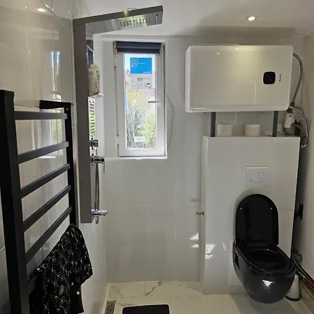 Emmanuel Xiii Apartman *